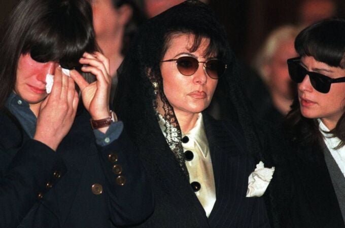Allegra Gucci (izquierda) y Alessandra Gucci (derecha) junto a su madre Patrizia Reggiani Martinelli (centro) en el funeral de Maurizio Gucci en Milán en 1995.