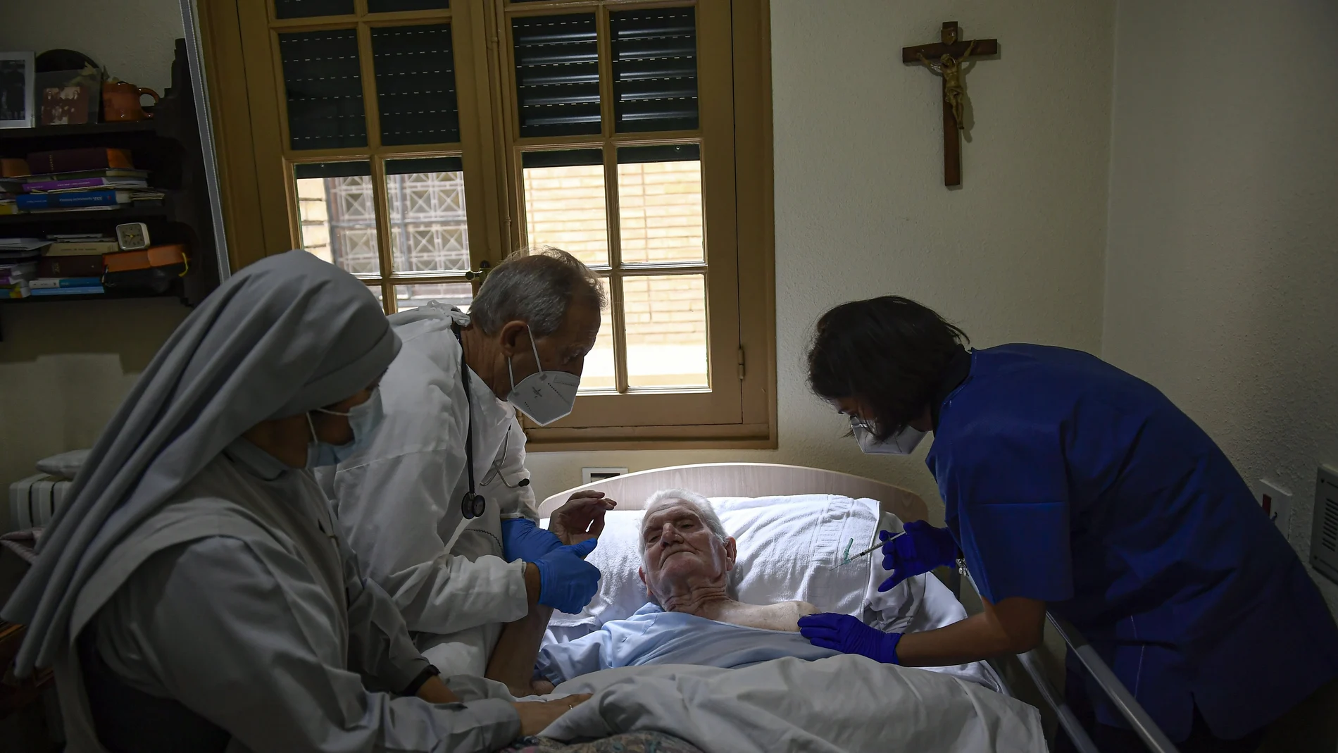 Un anciano recibe la vacuna contra la Covid-19, ayer domingo, en una residencia de Pamplona
