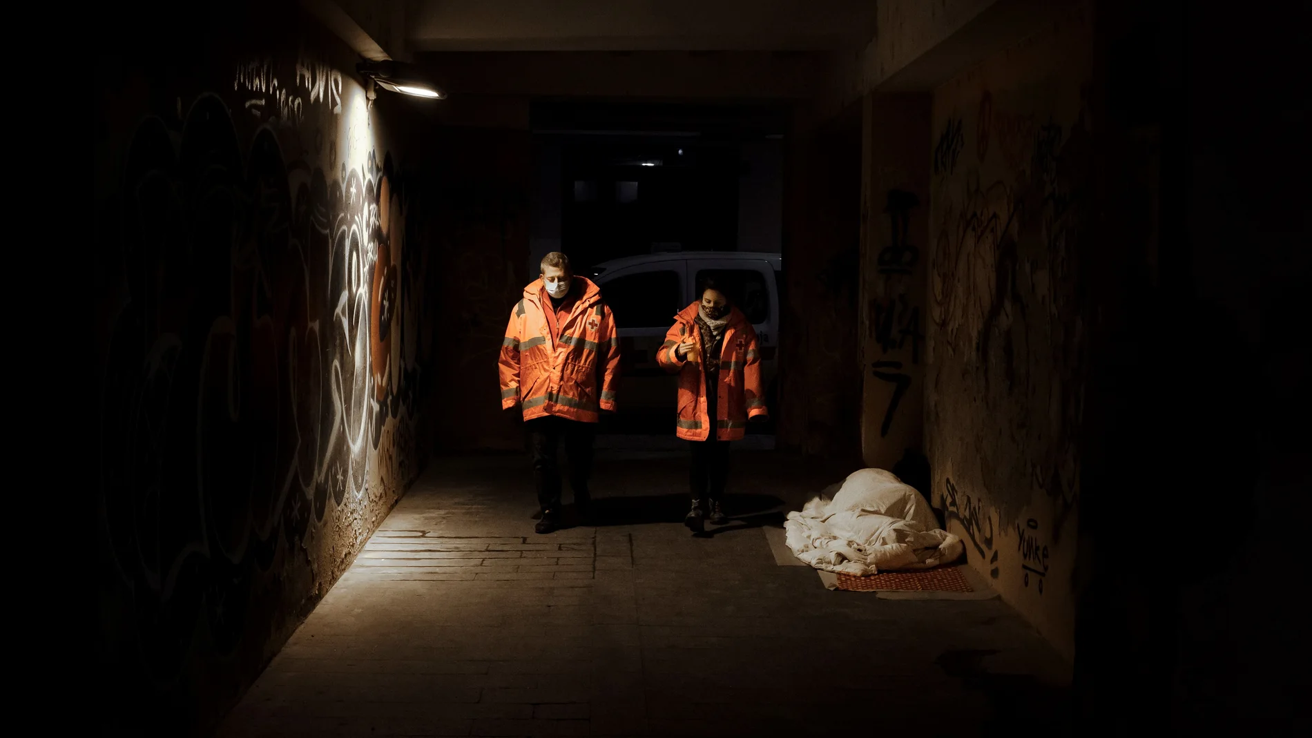 Voluntarios de la Cruz Roja durante la ruta que realizan para ofrecer comida y bebida caliente a gente sin hogar, una de las muestras de la cara más solidaria frente al temporal Filomena, que ha dejado temperaturas bajo cero en gran parte de la Comunitat