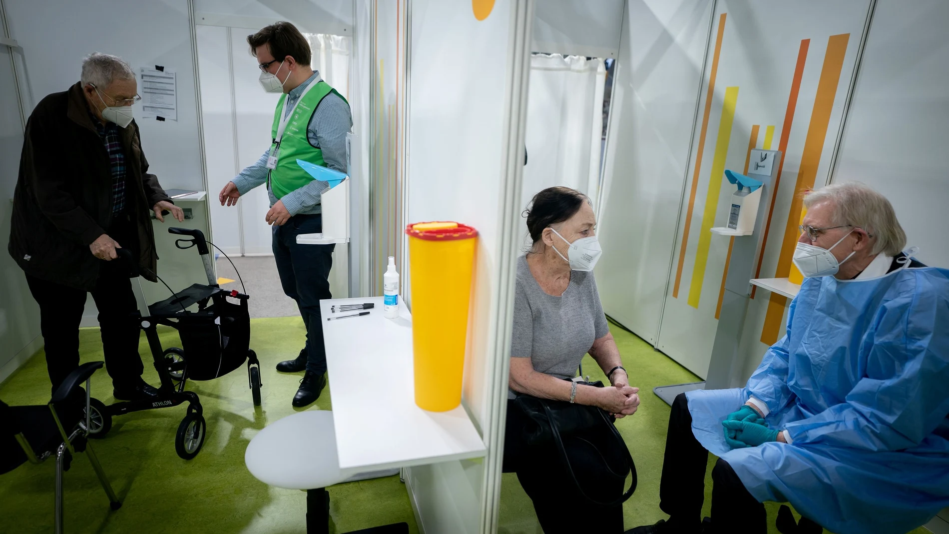 Manfred Soeder de 88 años de edad y Anneliese Spies esperan para recibir la vacuna contra la covid en Berlín