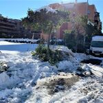 En algunas localidades madrileñas, los trabajos de limpieza apenas han empezado, como es el caso de Leganés, donde muchas calles siguen siendo intransitables.