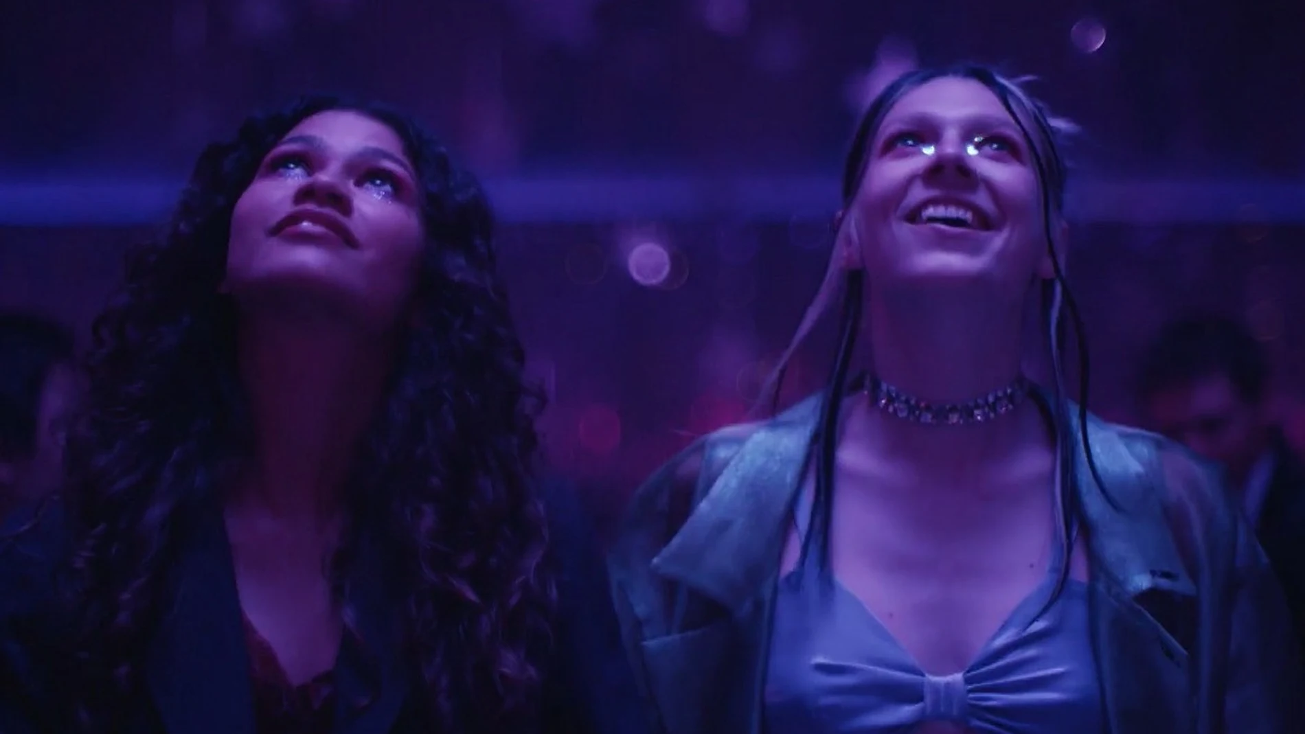 Zendaya (izda.) y Hunter Schafer, como Rue y Jules en "Euphoria", serie de HBO