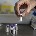 Sanidad abre investigaciones en departamentos de Dénia y Torrevieja por vacunar a personas que no debían