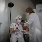 Una enfermera vacuna a un profesional sanitario con la vacuna de Pfizer-BioNtech contra el COVID-19 en el Hospital de la Santa Creu i Sant Pau de Barcelona