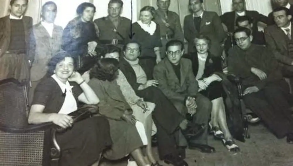Foto de Alberti con una delegación soviética. Está señalado con una flecha.