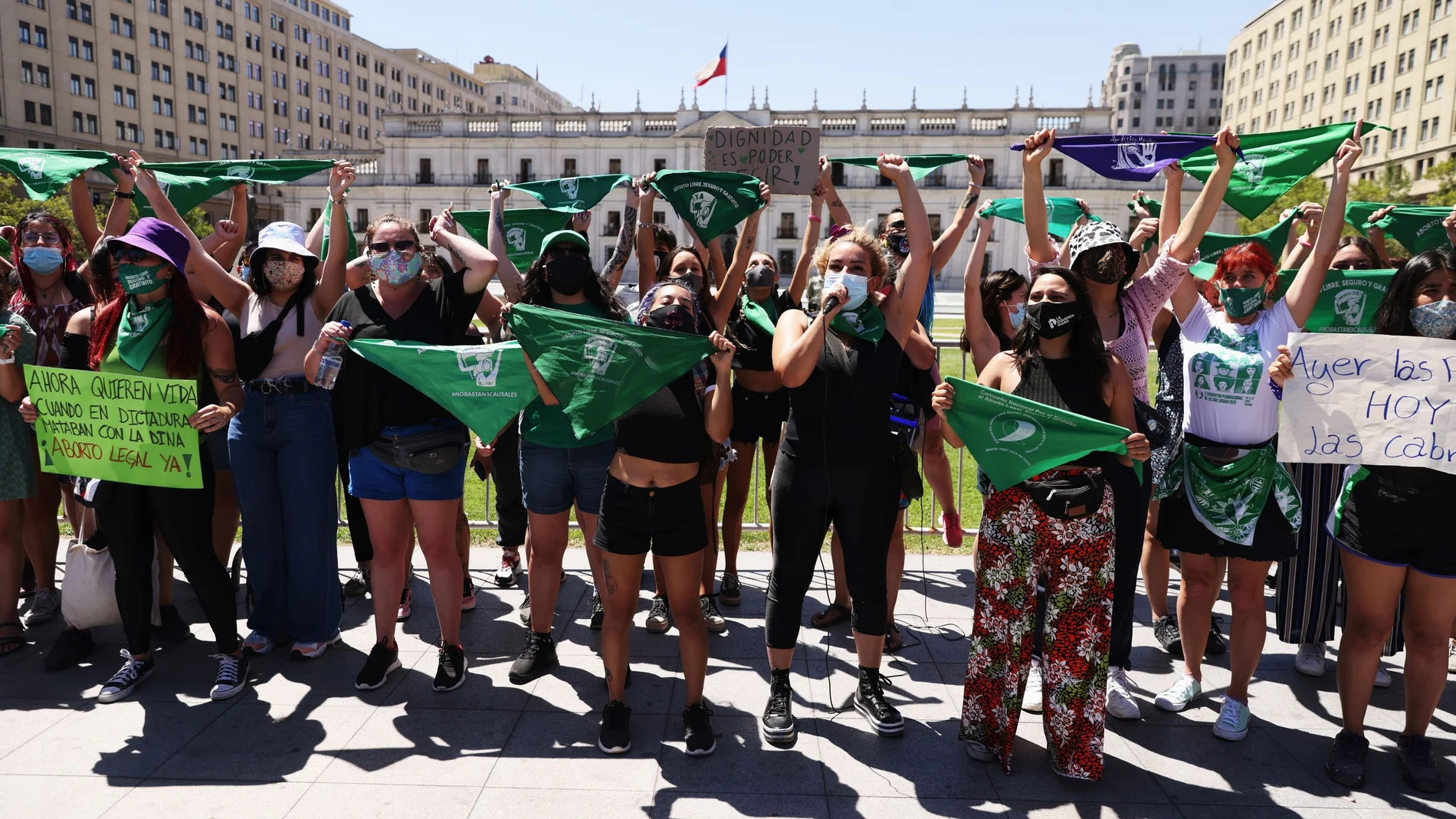 Activistas pro-aborto gritan consignas mientras la cámara de diputados discute un proyecto de ley que despenaliza el aborto hasta la semana 14 de gestación, en Santiago de Chile