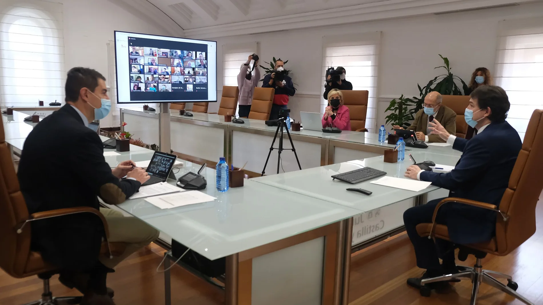 Reunión telemática del presidente Fernández Mañueco con los alcaldes y presidentes de las diputaciones y la FRMP