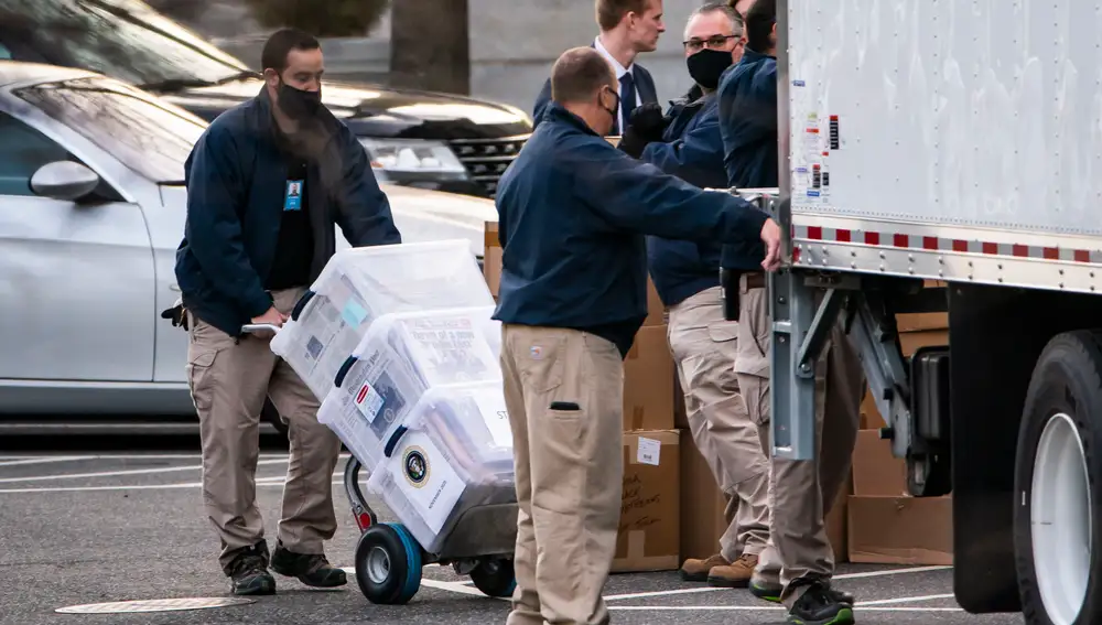 Trabajadores del servicio de mudanzas introducen cajas de la Casa Blanca en una camión