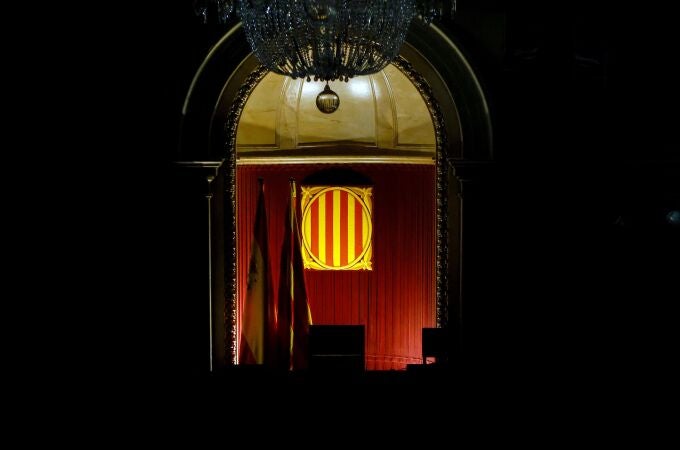 Aspecto del hemiciclo del Parlament de Cataluña este viernes, mientras se produce la cumbre de gobierno y partidos catalanes para decidir si se aplazan o no las elecciones previstas para el 14 de febrero este viernes en el Parlament, que se celebra con la incógnita de si habrá consenso en torno a una nueva fecha electoral.