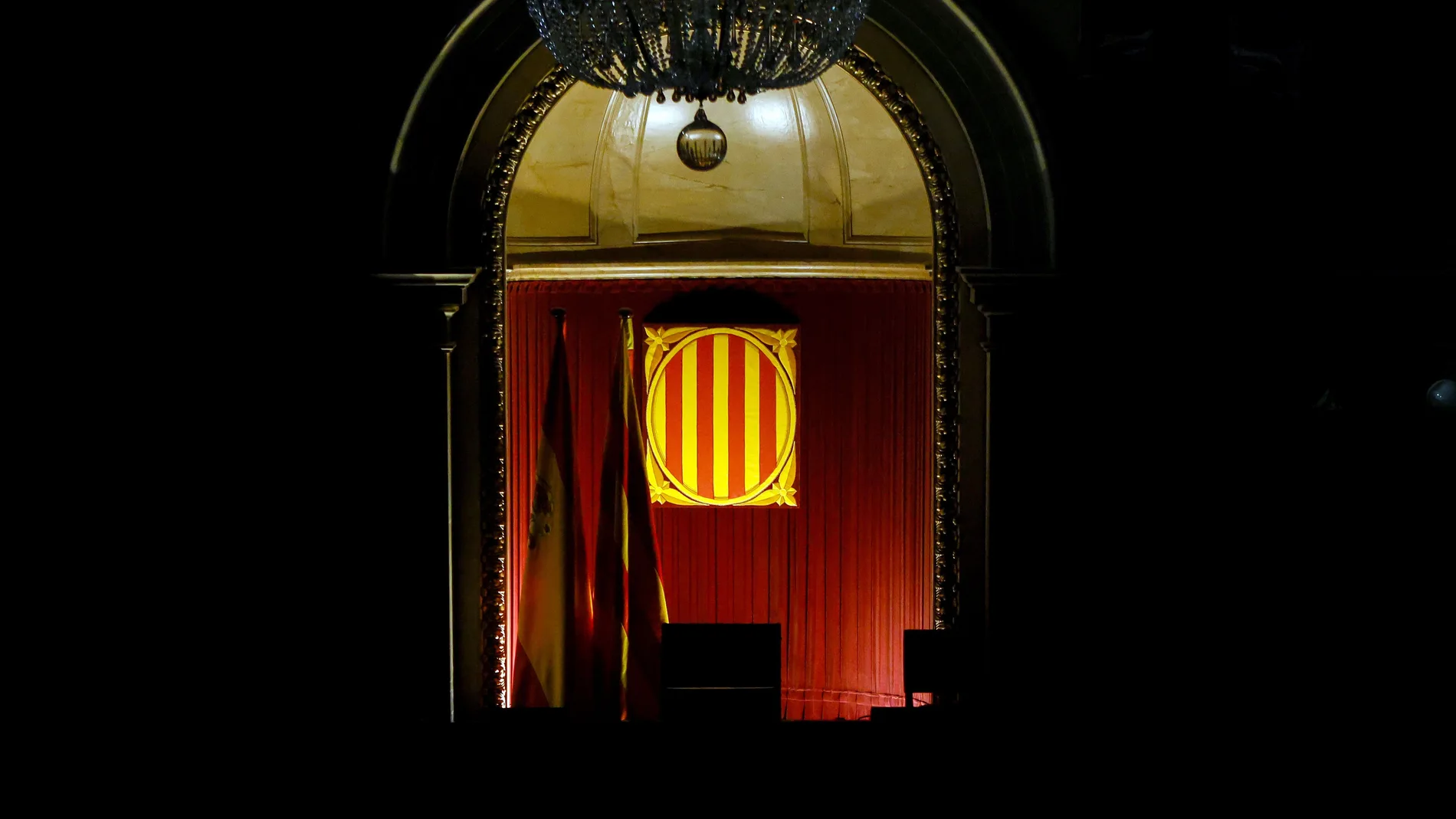 Aspecto del hemiciclo del Parlament de Cataluña este viernes, mientras se produce la cumbre de gobierno y partidos catalanes para decidir si se aplazan o no las elecciones previstas para el 14 de febrero este viernes en el Parlament, que se celebra con la incógnita de si habrá consenso en torno a una nueva fecha electoral.