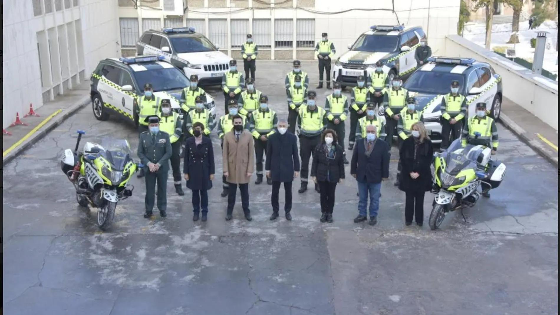 El ministro posa junto a mandos y agentes de la Agrupación de Tráfico