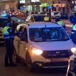 La policía detectó multitud de coches aparcados en la puerta de la casa de campo
