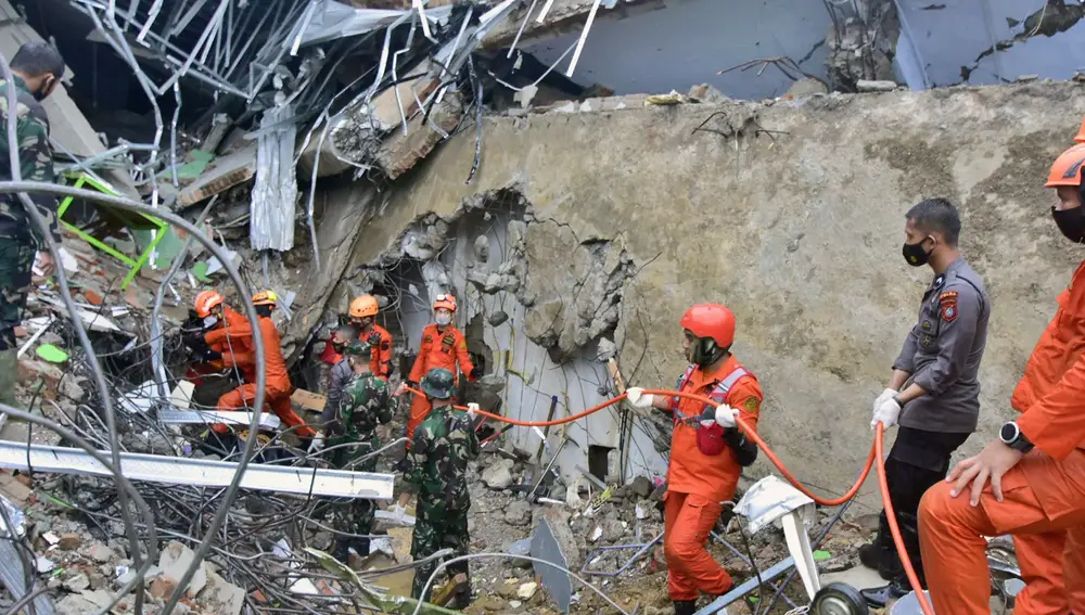Los equipos de rescate intentan encontrar a los supervivientes a esta catástrofe natural