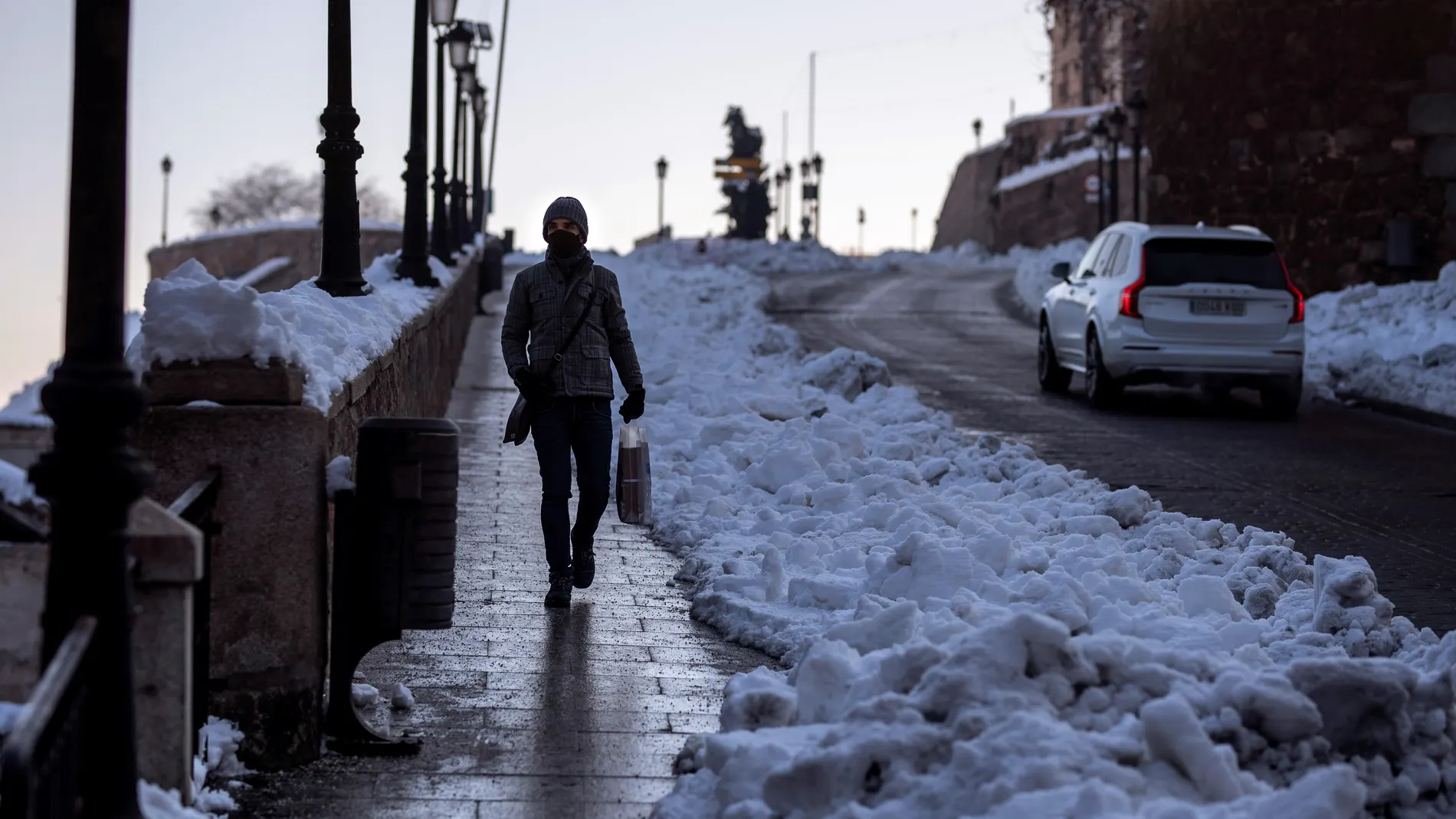 TOLEDO, 15/01/2021.-  Un joven camina por una calle de Toledo en plena ola de frío. EFE/Ismael Herrero