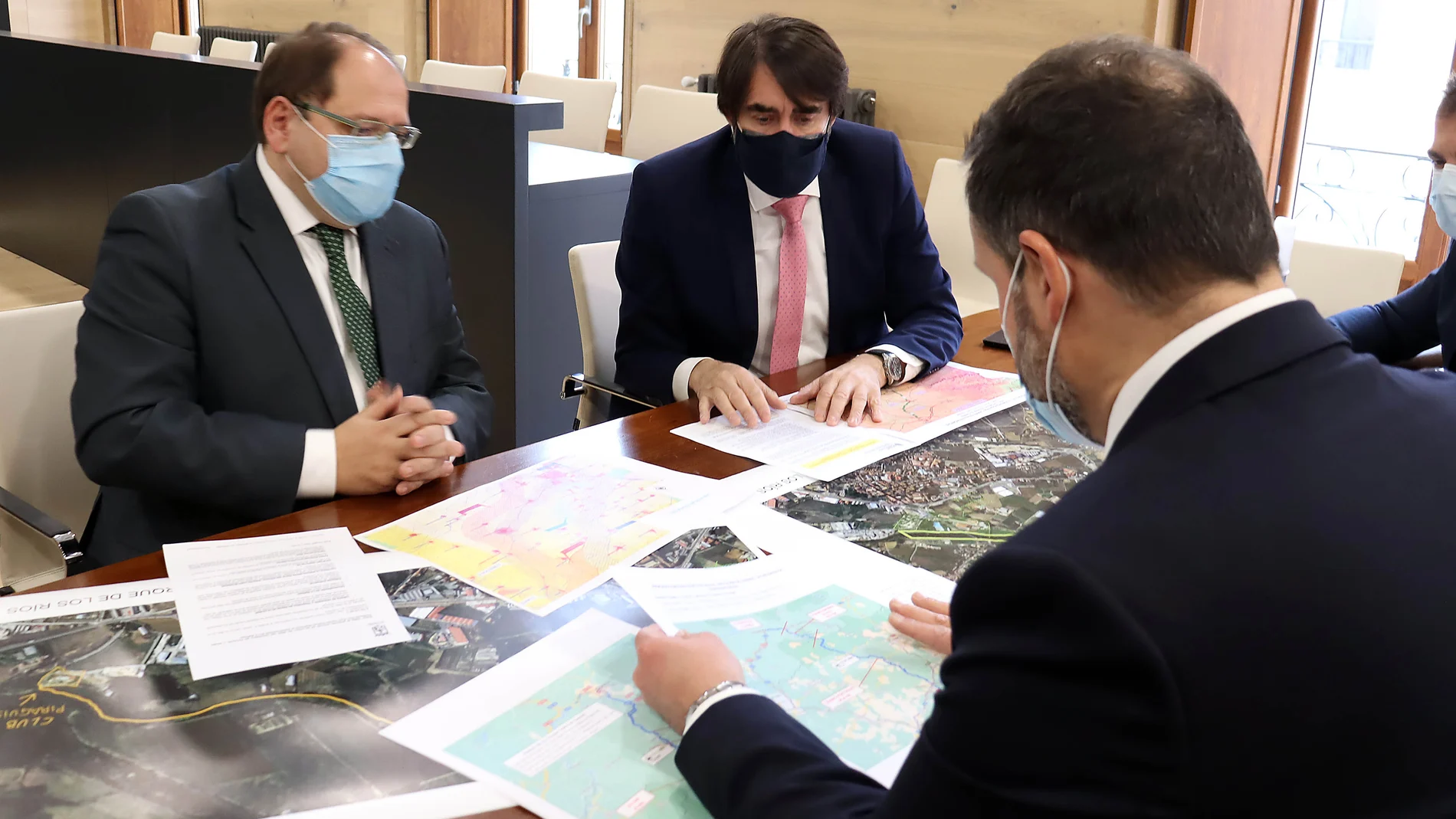 El consejero de Fomento y Medio Ambiente, Juan Carlos Suárez-Quiñones, hace una visita institucional al Ayuntamiento de La Bañeza