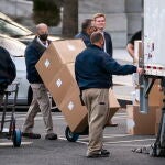 Trabajadores del servicio de mudanzas introducen cajas de la Casa Blanca en una camión