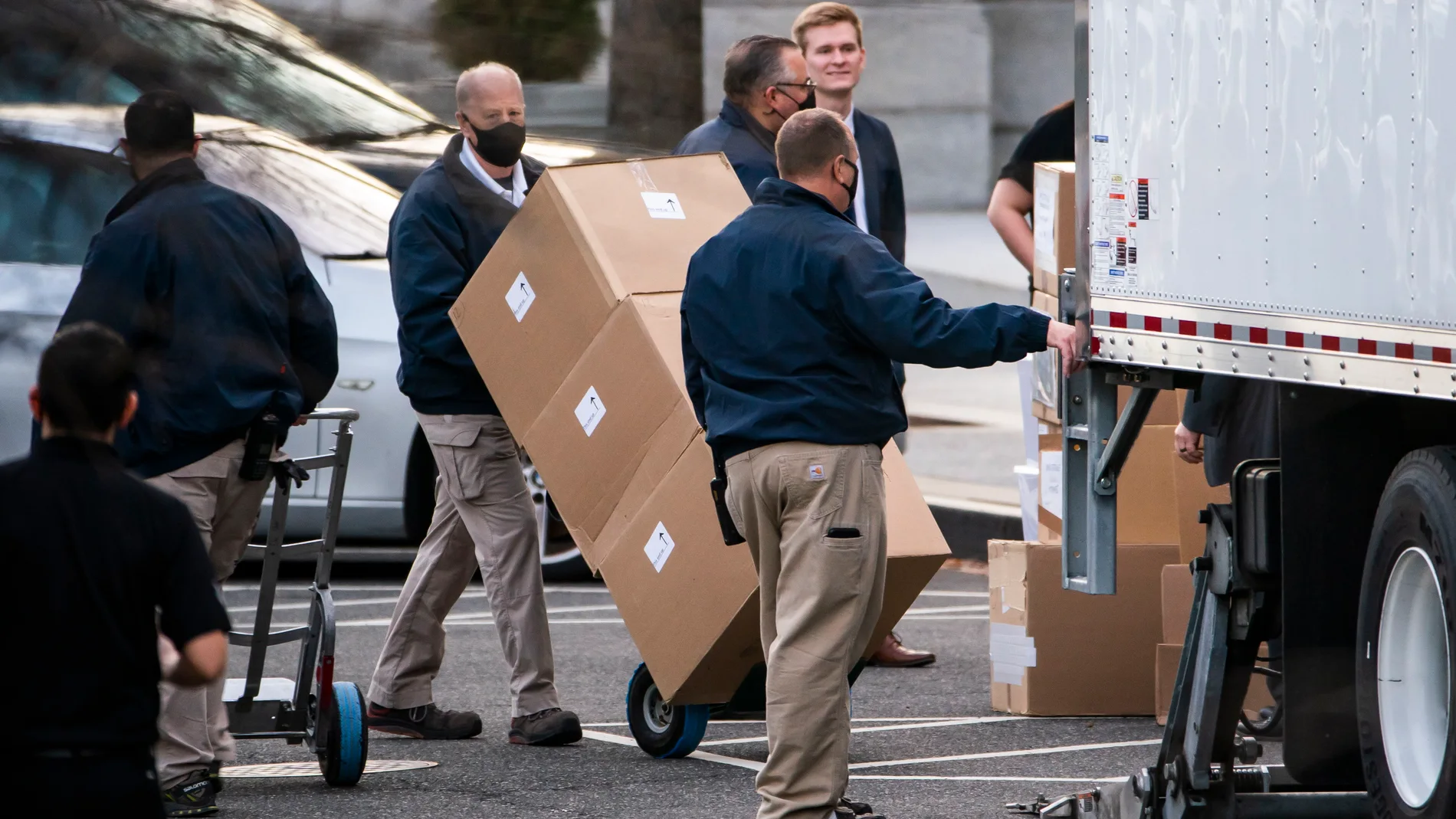 Trabajadores del servicio de mudanzas introducen cajas de la Casa Blanca en una camión