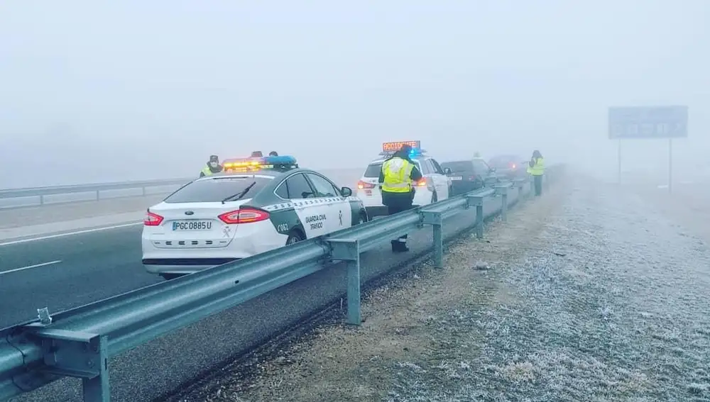 La Guardia Civil ha tenido que cortar el tráfico en la A-66 , a la altura de Morales del Vino, por el hielo