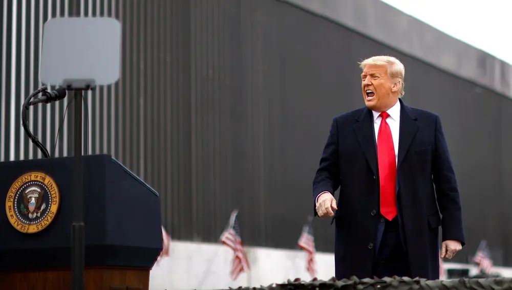 El entonces presidente de Donald Trump grita en el muro con México en Álamo, Texas, (en enero de 2021)