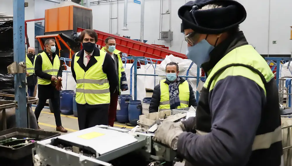 El consejero de Fomento y Medio Ambiente, Juan Carlos Suárez-Quiñones, visita a Ilunion Reciclados, del Grupo Social ONCE en La Bañeza