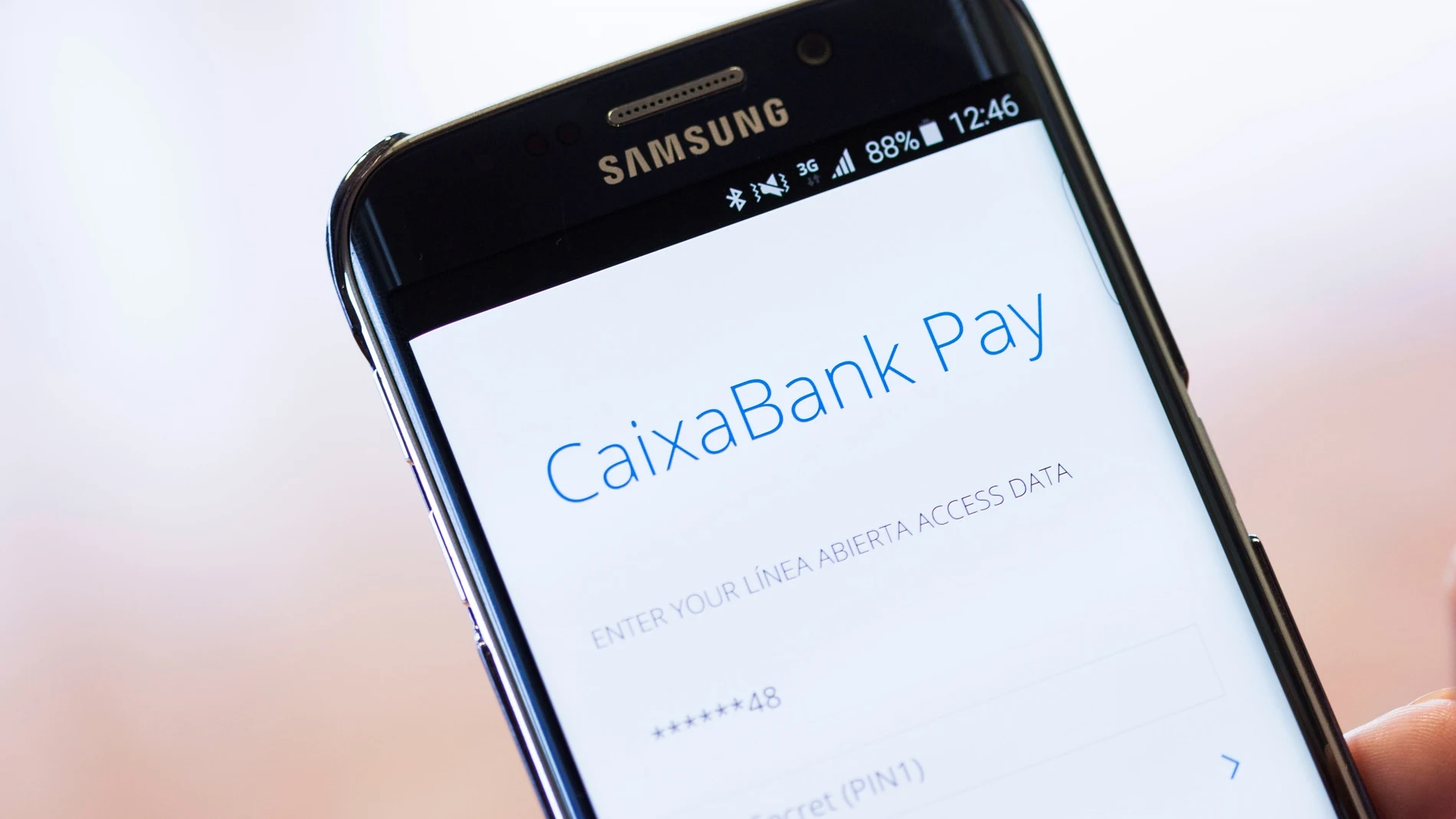 Imagen de un móvil con la aplicación CaixaBank Pay