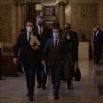 El vicepresidente de la Generalitat, Pere Aragonès, el presidente del Parlament, Roger Torrent, y los consellers Bernat Solé, Meritxell Budó y Miquel Sàmper antes de la mesa de partidos.
