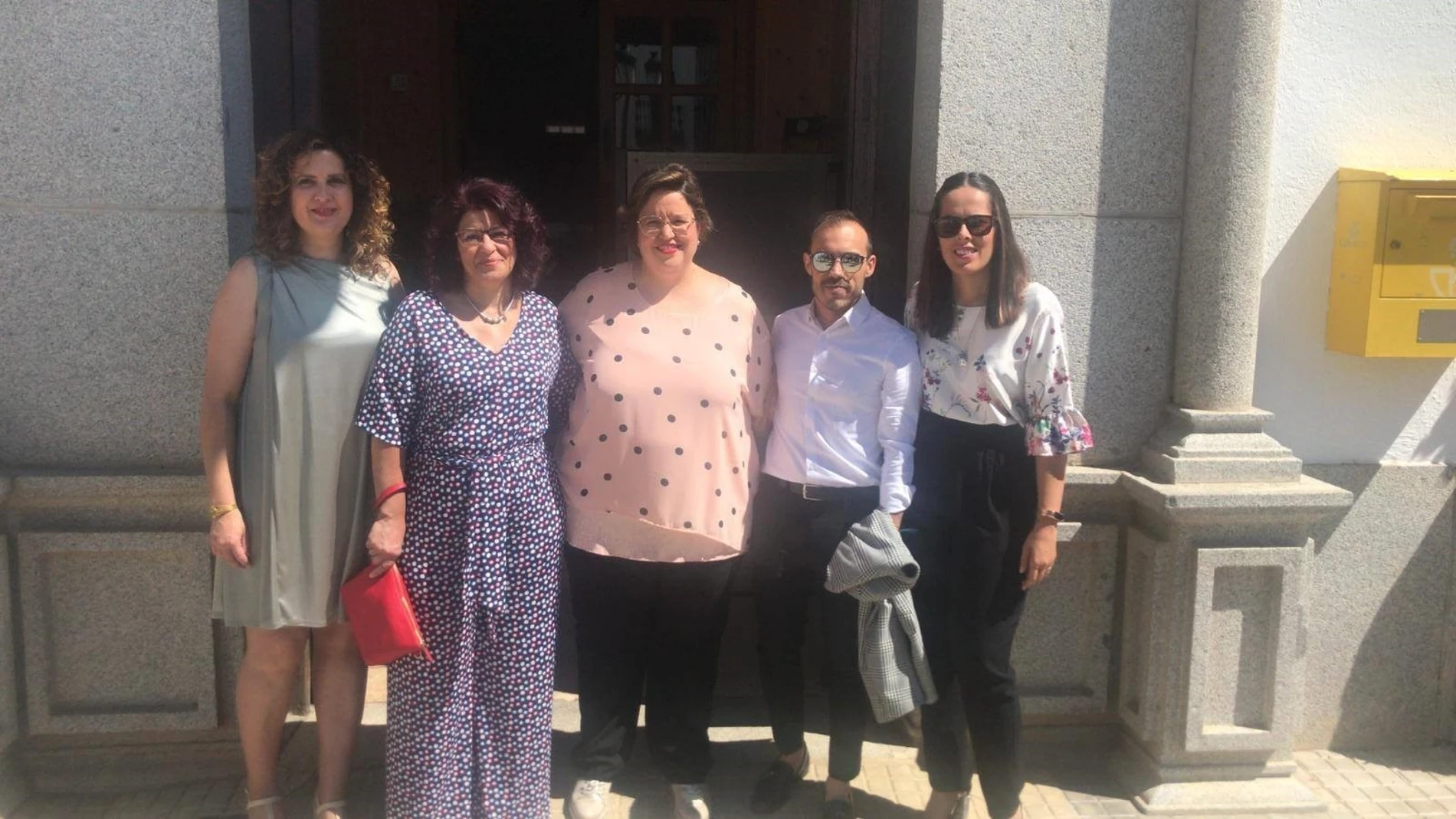La alcaldesa de Torrecampo (centro) con el resto de ediles del PSOE, en una imagen de archivo