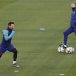 Koeman observa un entrenamiento de Leo Messi