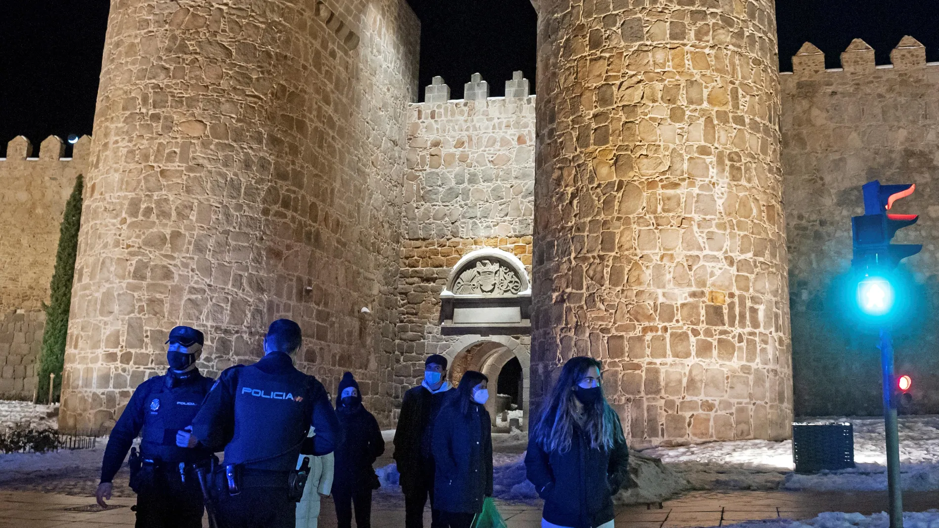 GRAF2043. ÁVILA, 16/01/2021.- Agentes de la Policía Nacional conversan con un grupo de jóvenes durante el primer día con toque de queda a las 20:00 en Ávila. EFE/ Raúl Sanchidrián