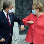 La canciller alemana, Angela Merkel, saluda a su sucesor al frente de la CDU, Armin Laschet