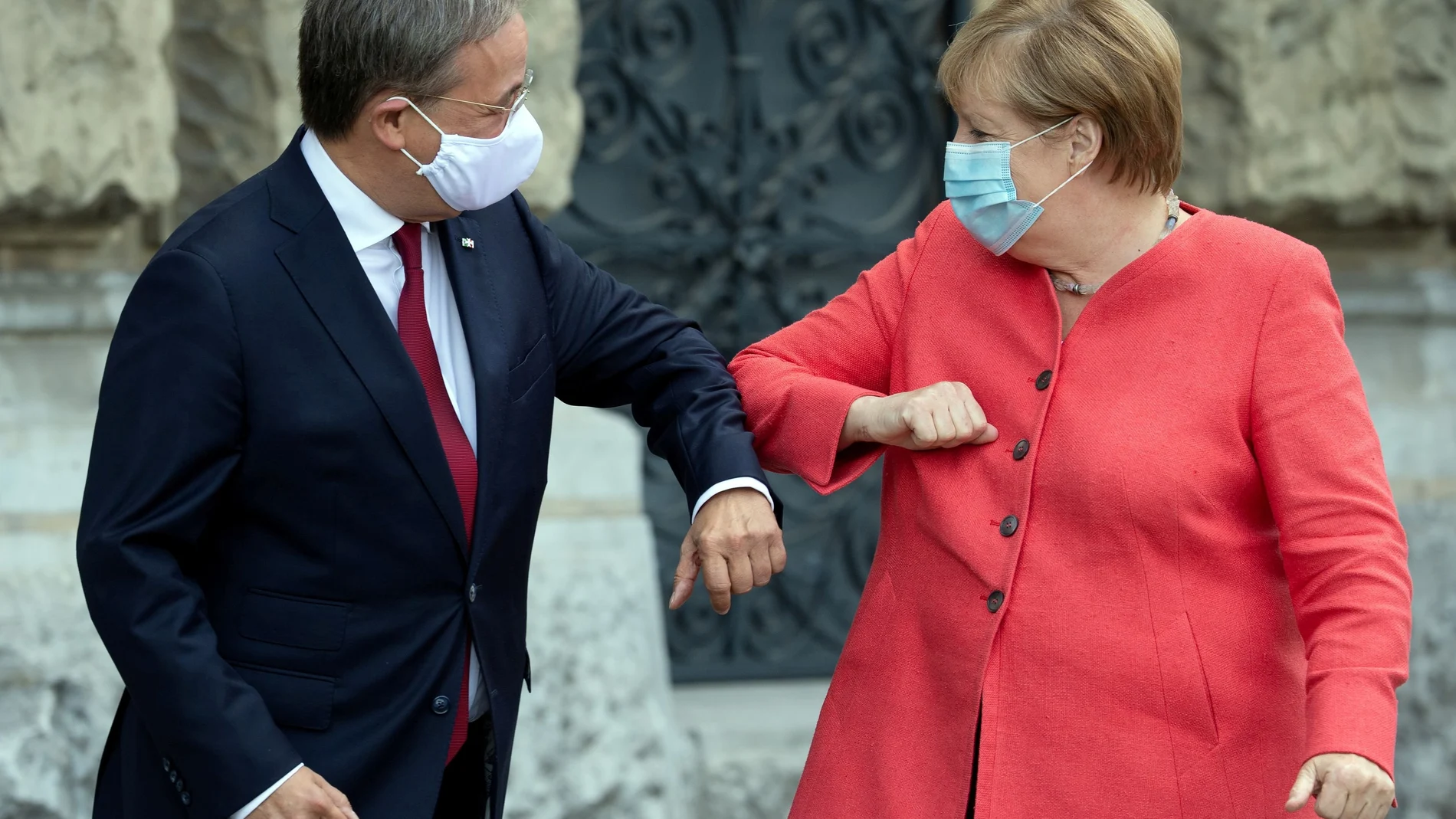 La canciller alemana, Angela Merkel, saluda a su sucesor al frente de la CDU, Armin Laschet
