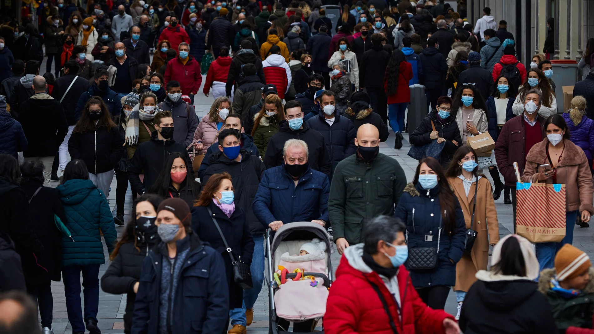 Ambiente navideño en las calles del centro de Madrid durante el Puente de la Constitución de 2020