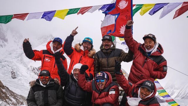 Nirmal Purja y un equipo de escaladores nepalíes celebran después de llegar a la cima del K2
