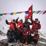 Nirmal Purja y un equipo de escaladores nepalíes celebran después de llegar a la cima del K2
