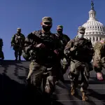 Efectivos de la Guardia Nacional vigilan el Capitolio en Washington