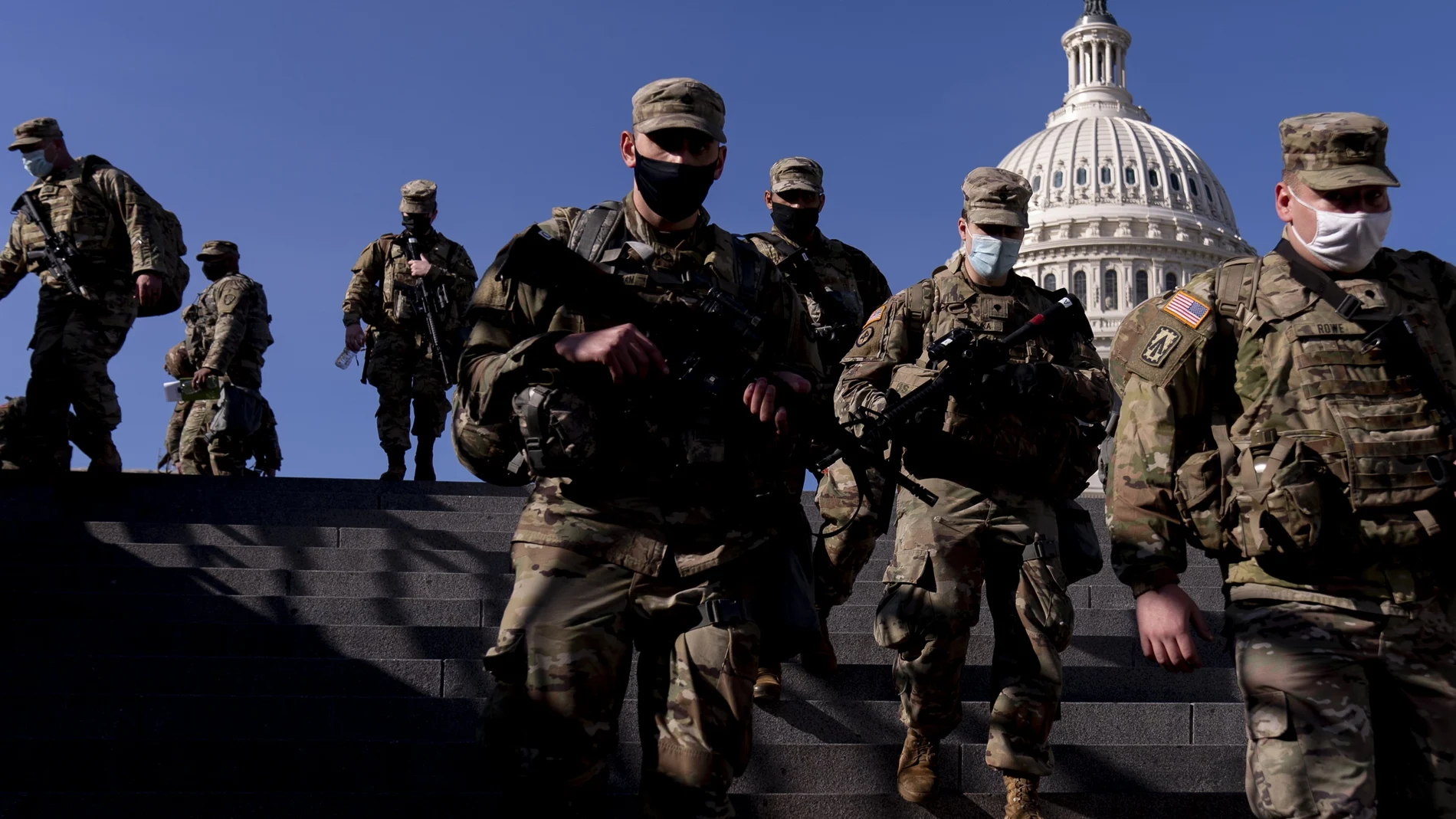 Efectivos de la Guardia Nacional vigilan el Capitolio en Washington