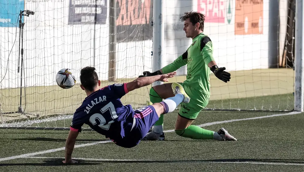 SANTA EULALIA (IBIZA) 16/01/2021.- El portero del Peña Deportiva Francisco Martinez (d) se enfrenta a José Luis Zalazar (c), del Real Valladolid, durante su partido de dieciseisávos de final de la Copa del Rey de fútbol disputado este sábado en el Estadio Municipal de la localidad ibicenca de Santa Eulalia. EFE/Sergio G. Cañizares