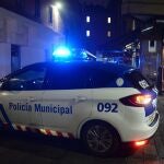 fectivos de la Policía Municipal controlan el cierre de los bares en la ciudad de Valladolid