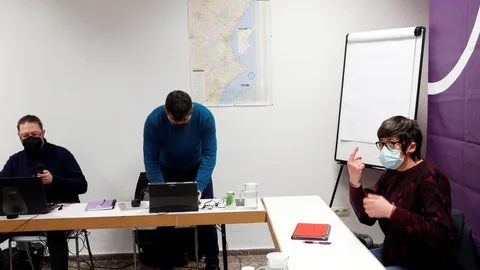 La coordinadora de Podem, Pilar Lima (d), durante el Consejo Ciudadano del partido que aprobó la propuesta de que su coordinadora sustituya como síndica en Les Corts a Naiara Davó.