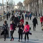 Numerosas personas pasean y practican deporte en la playa de Somorrostro este sábado, momento en el que la tercera ola de la epidemia de COVID sigue aumentando en Cataluña,