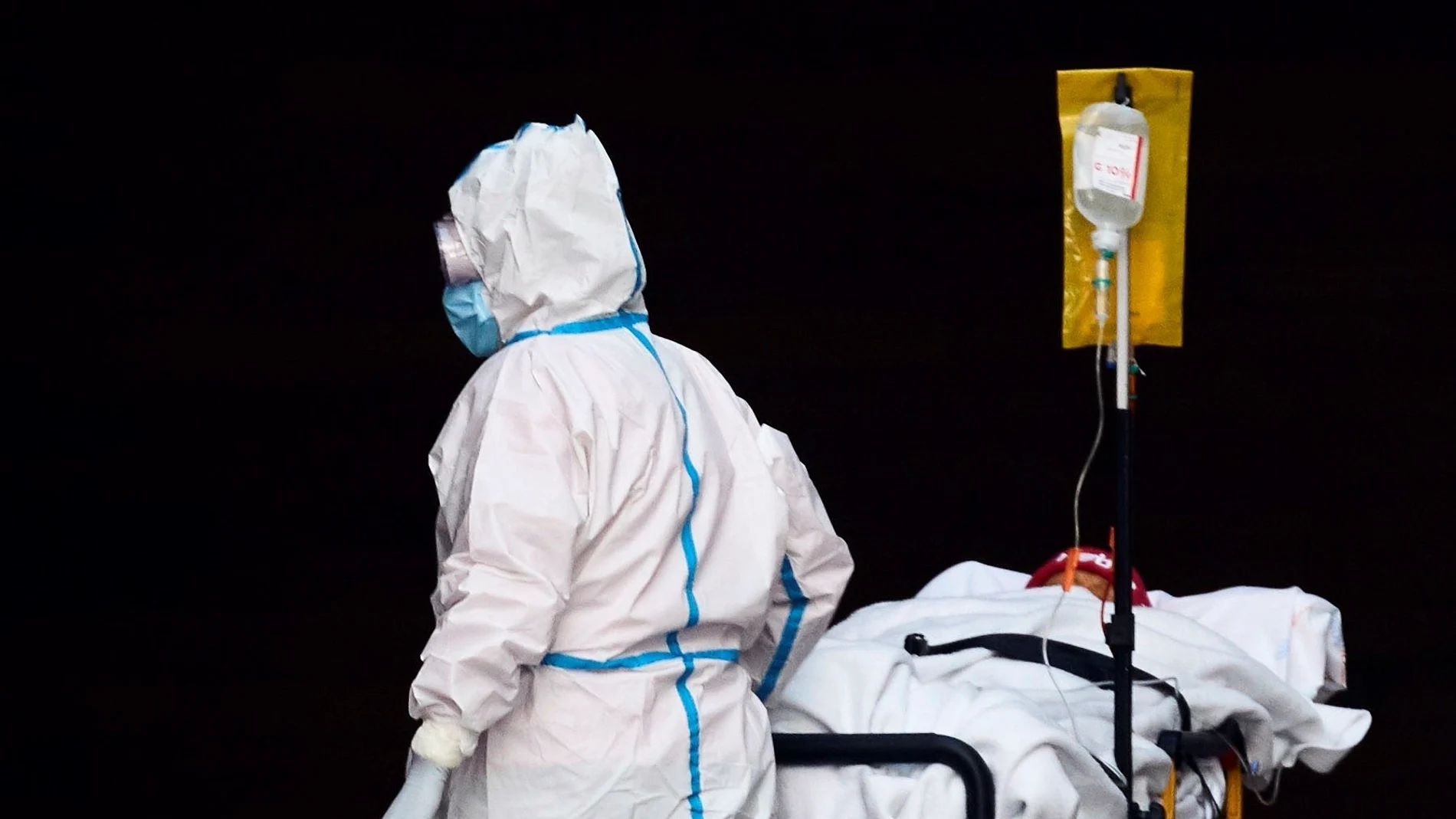 Un sanitario traslada a un paciente en el Hospital de Bellvitge en plena tercera ola en Cataluña
