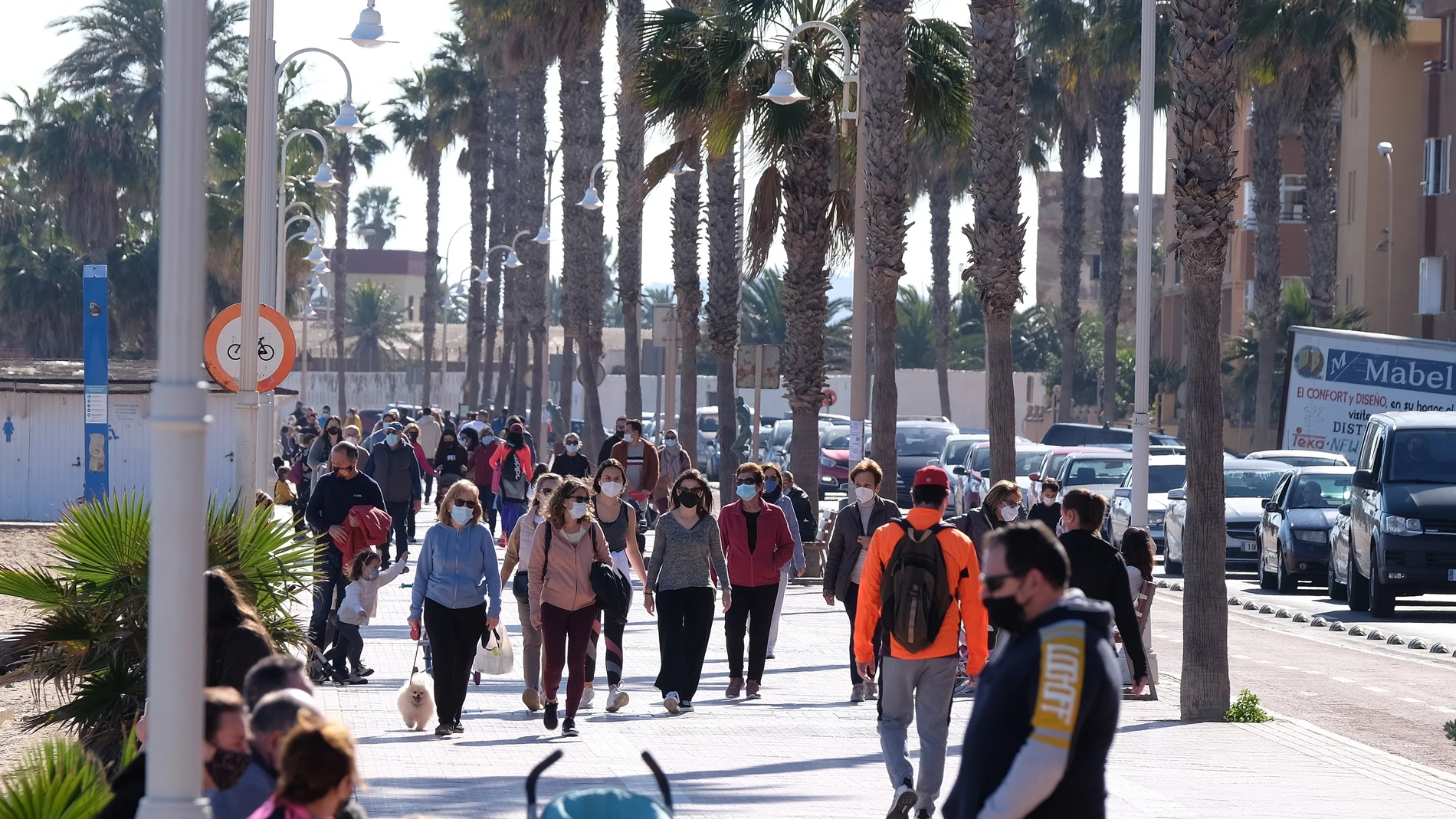 Varias personas pasean por el Paseo Marítimo de Melilla (España), a 17 de enero de 2021
