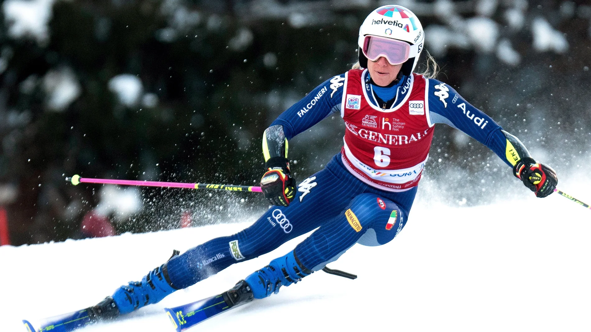 Kranjska Gora (Eslovenia), 17/01/2021.- La italiana Marta Bassino, en acción durante el Slalom Femenino de la Copa del Mundo en Kranjska Gora, Eslovenia. EFE/IGOR KUPLJENIK