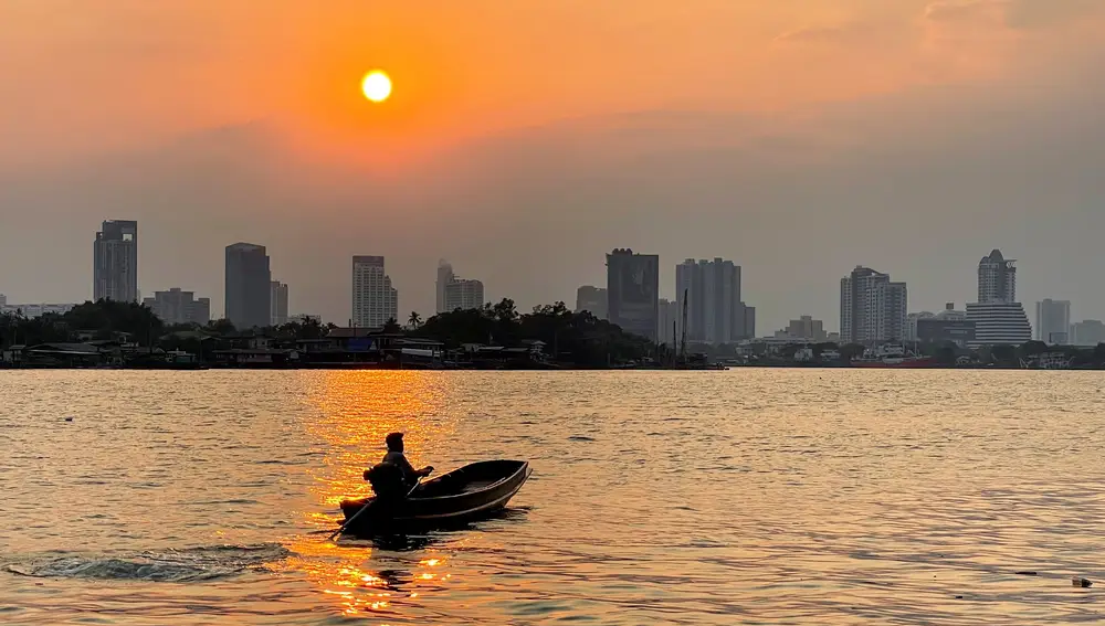 Puesta de sol desde el río Chao Phraya en Bangkok.