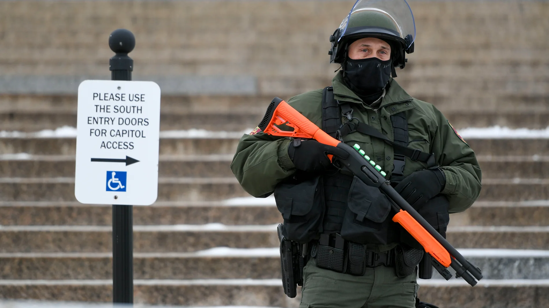 Fuerzas de seguridad de Minnesota vigilan el acceso al Capitolio de Sant Paul mientras los casos de coronavirus siguen creciendo