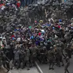 Soldados guatemaltecos reprimen con violencia a migrantes hondureños