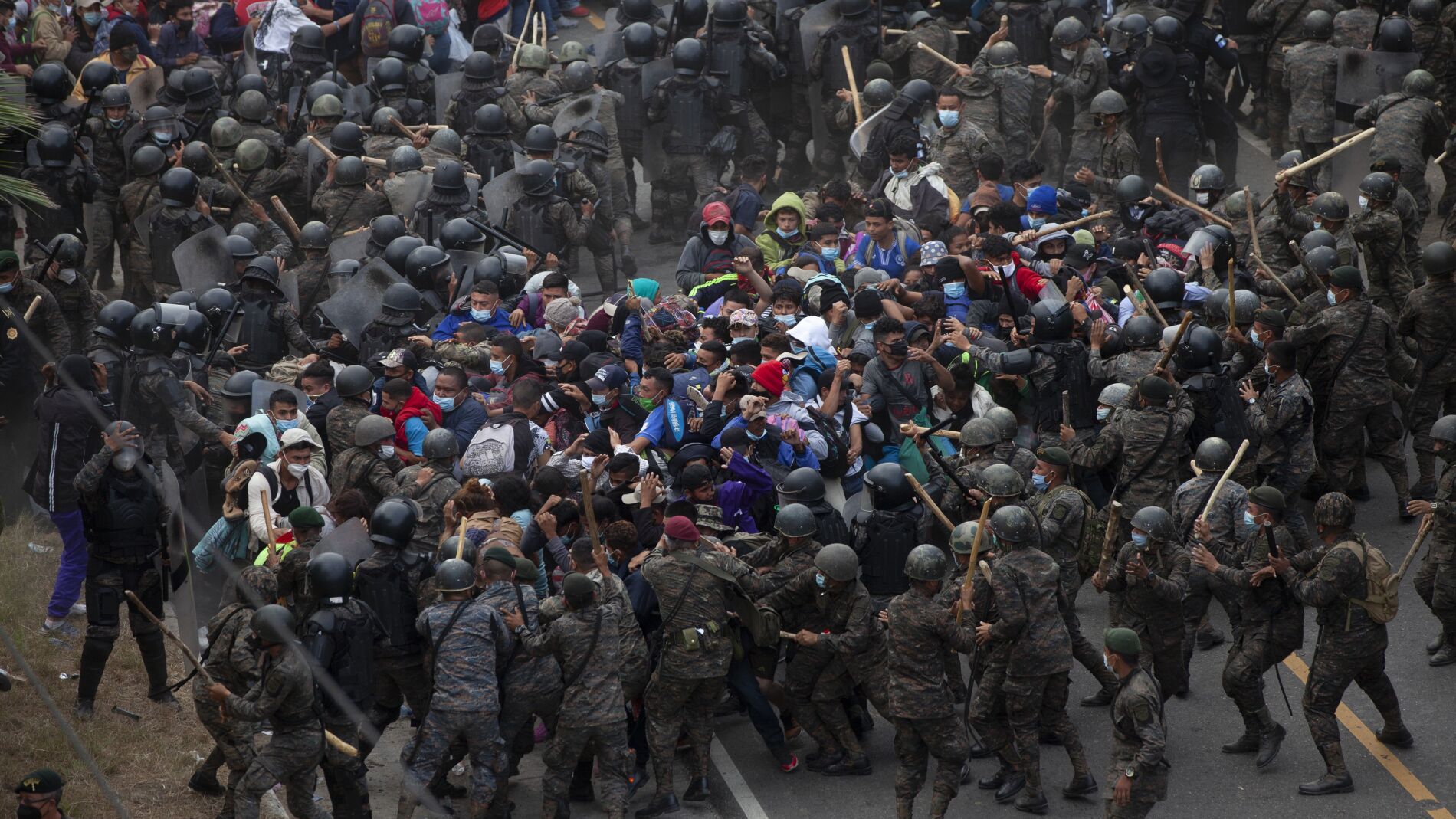 Guatemala detiene y reprende con violencia la caravana migrante