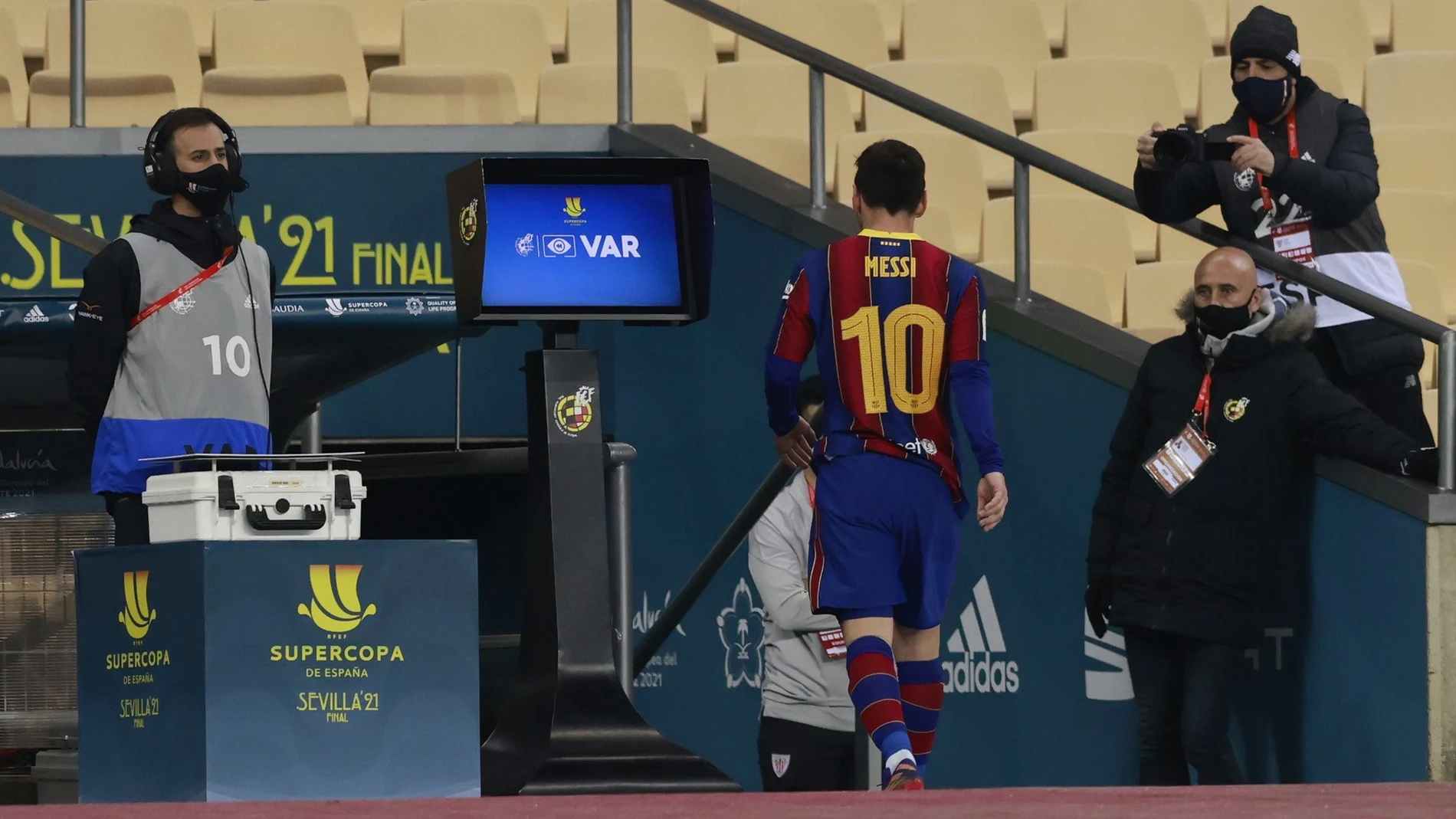 Messi, expulsado por el VAR
