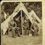 En esta imagen tomada en junio de 1861, el doctor Bowman Bigelow Breed fuma en una pipa rodeado por compañeros de la retaguardia
