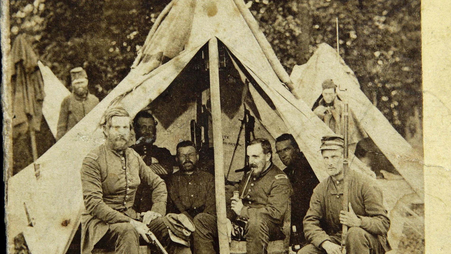 En esta imagen tomada en junio de 1861, el doctor Bowman Bigelow Breed fuma en una pipa rodeado por compañeros de la retaguardia